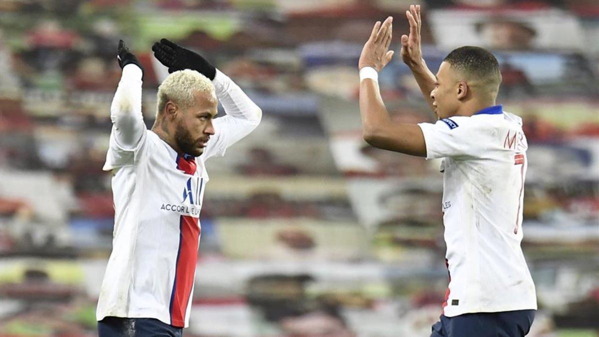 Neymar y Mbappé lideraron al PSG en Old Trafford.