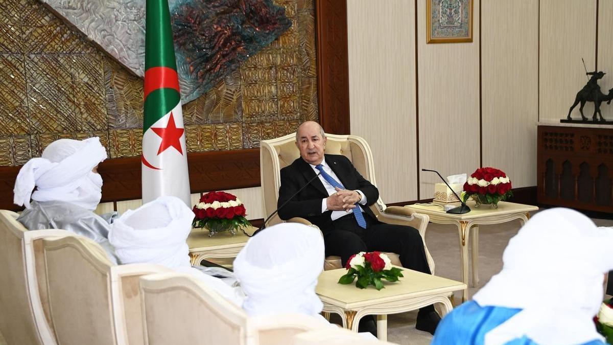 Argel (Argelia), 26 de febrero de 2022.- Abdelmadjid Tebboune con representantes de Malí.