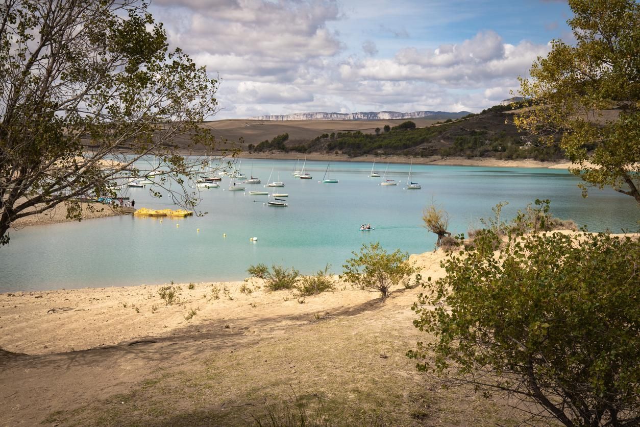 En 2024 ondeó por primera vez una bandera azul en la bahía de Lerate, en el embalse de Alloz.