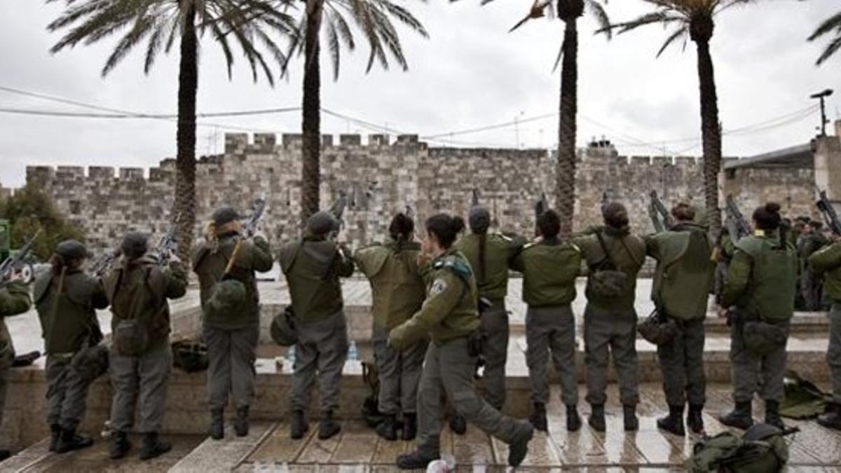 Policías fronterizas descargan sus armas junto al muro de la Ciudad Vieja, en Jerusalén Este, el 23 de noviembre.