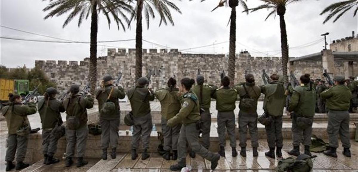 Policías fronterizas descargan sus armas junto al muro de la Ciudad Vieja, en Jerusalén Este, el 23 de noviembre.