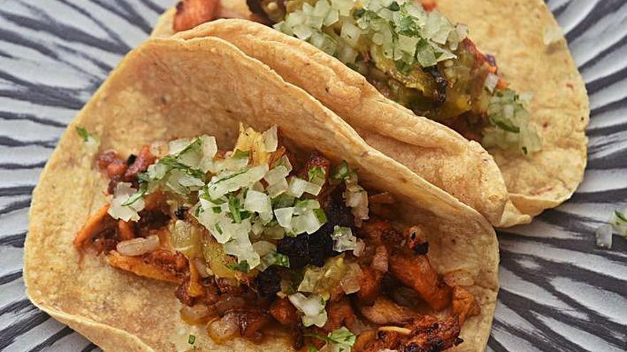 Tacos del pastor, una de las recetas mexicanas que pueden degustarse junto a la piscina del hotel. 