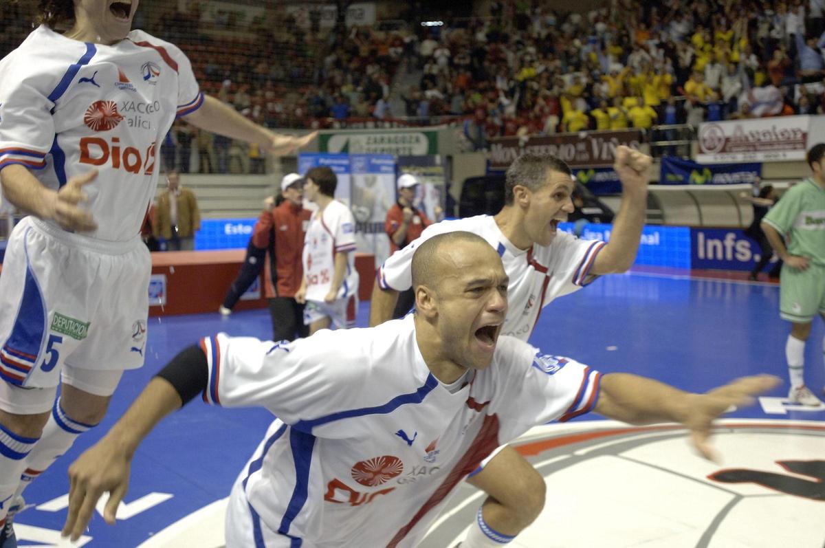 Los jugadores del Lobelle celebran la Copa de España lograda en Zaragoza en 2006
