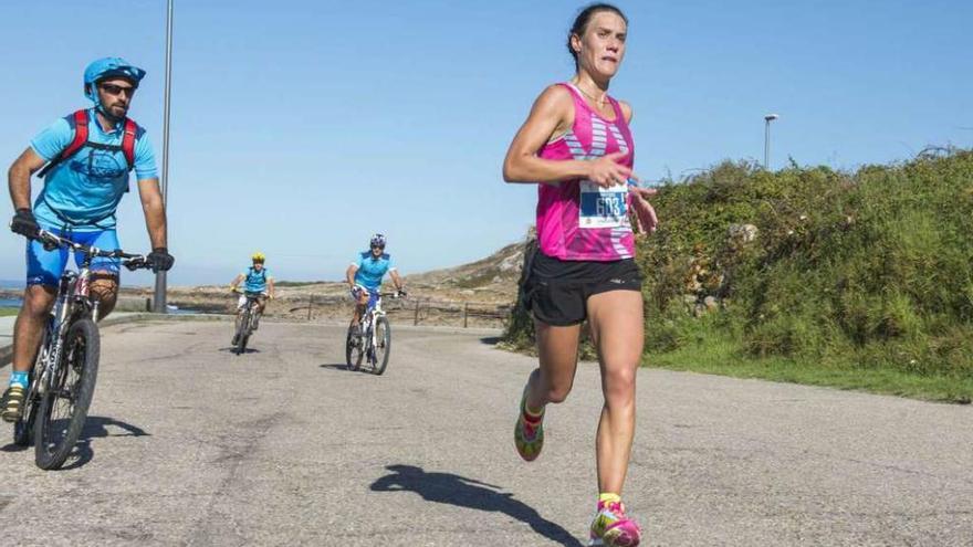 Paula Mayobre, durante el recorrido, en cabeza de la prueba de féminas. // FdV