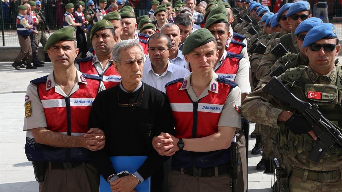 Gendarmes turcos escoltan a los procesados.