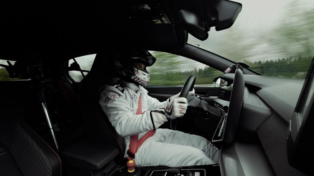 Benny Leuchtera los mandos del Volkswagen Golf GTI Edition 50 en Nürburgring