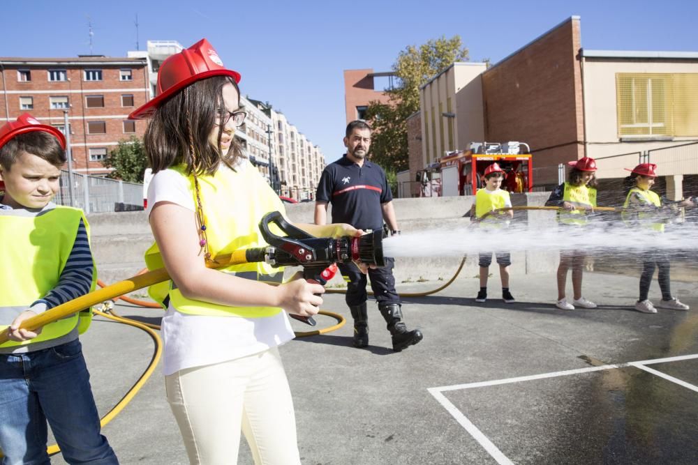 Los bomberos de Oviedo en el colegio Novo Mier