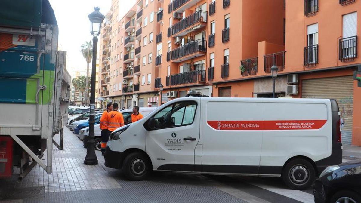 Hallan el cadáver de un hombre bajo toneladas de basura en su piso de Valencia.