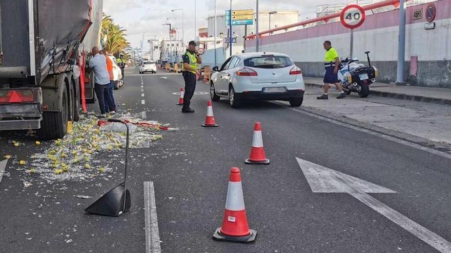 Las botellas de refresco que el camión perdió en el Puerto.