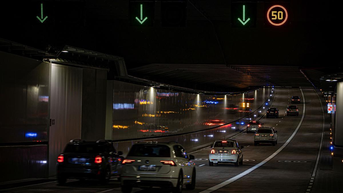  Los vehículos ya circulan por el túnel de Glòries, abierto este sábado.