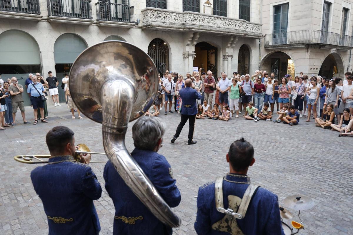 Les imatges de l'espectacle de carrer Fantasies Kikiristaneses dins el cicle Nit d'estiu del Caixaforum