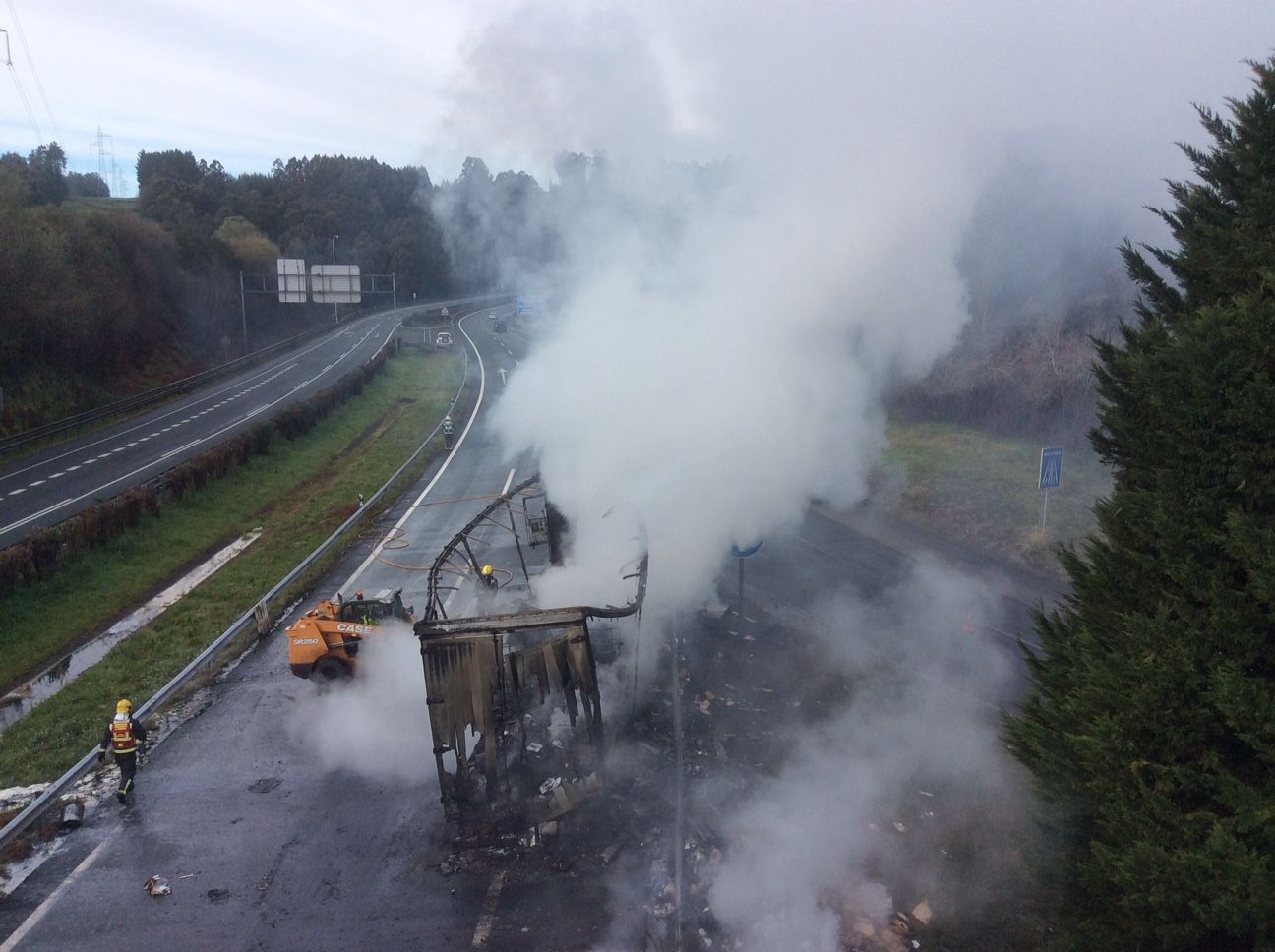 Un camión se incendia en la A-6 a la altura de Requián, en Betanzos