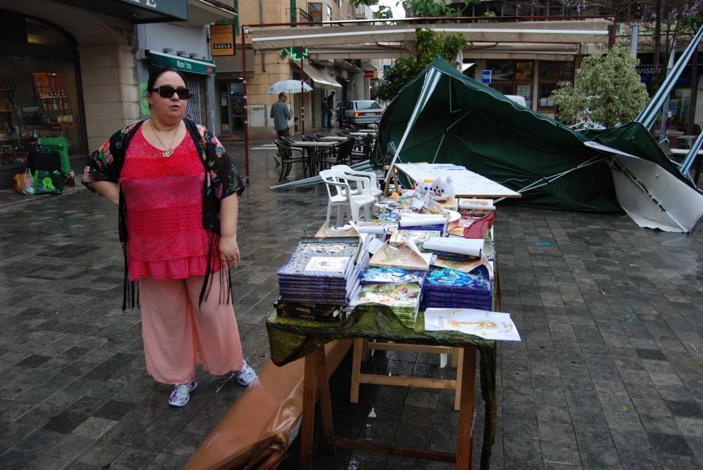 Ein lokales Unwetter hat am Freitag (22.4.) die Bücherstände zerstört, die aus Anlass des Sant Jordi-Tages am Samstag auf der Plaça d'Espanya in Inca aufgebaut worden waren.