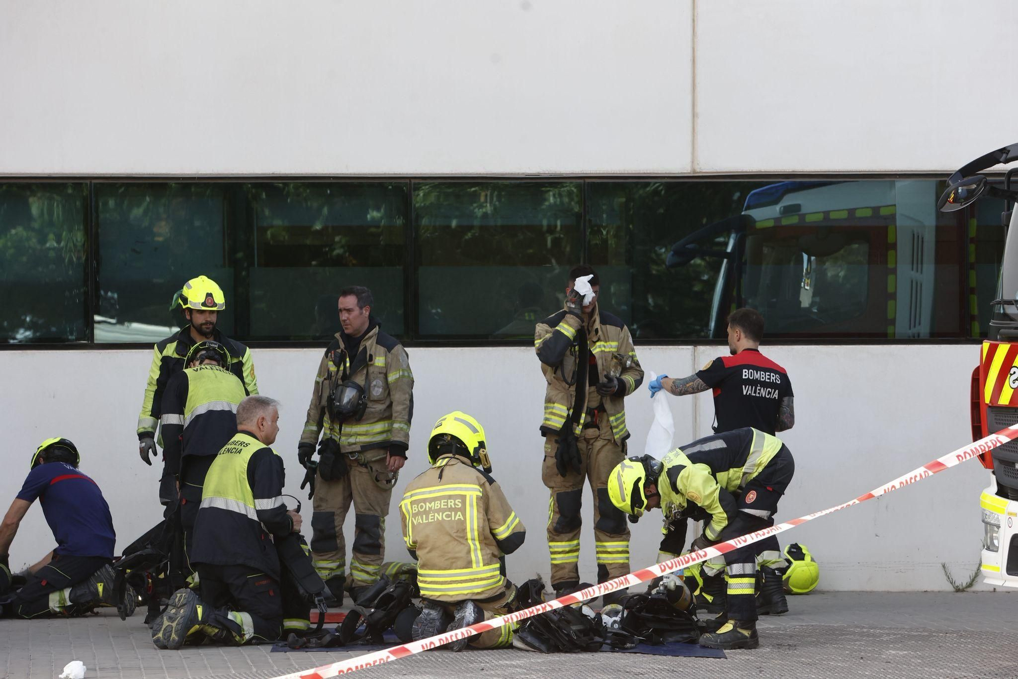 Un incendio intencionado obliga a desalojar la planta de Psiquiatría de La Fe