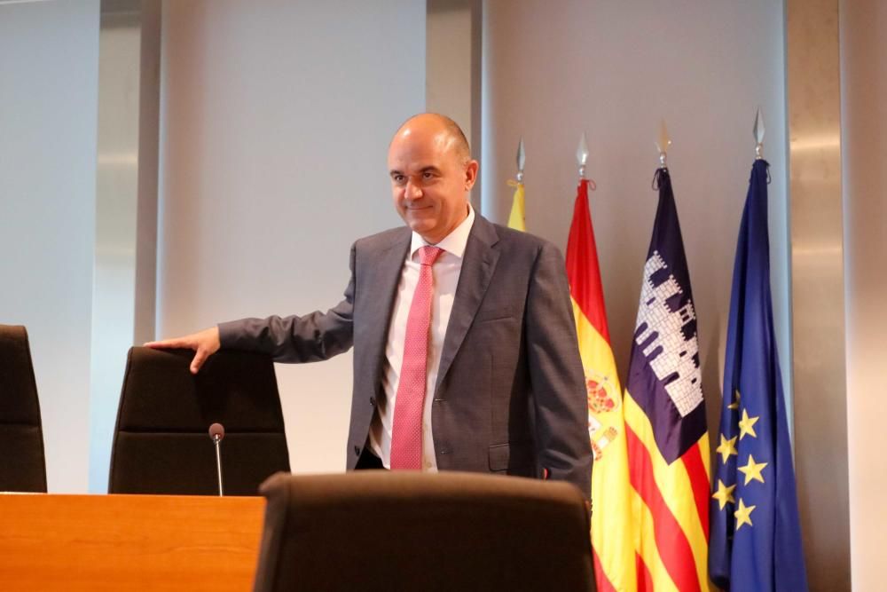 El nuevo presidente del Consell se marca como reto el acceso a la vivienda y carga contra «los lujos basados en el incivismo»