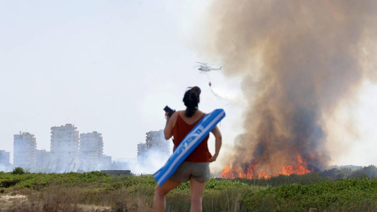 El incendio de la Devesa del Saler visto desde la playa