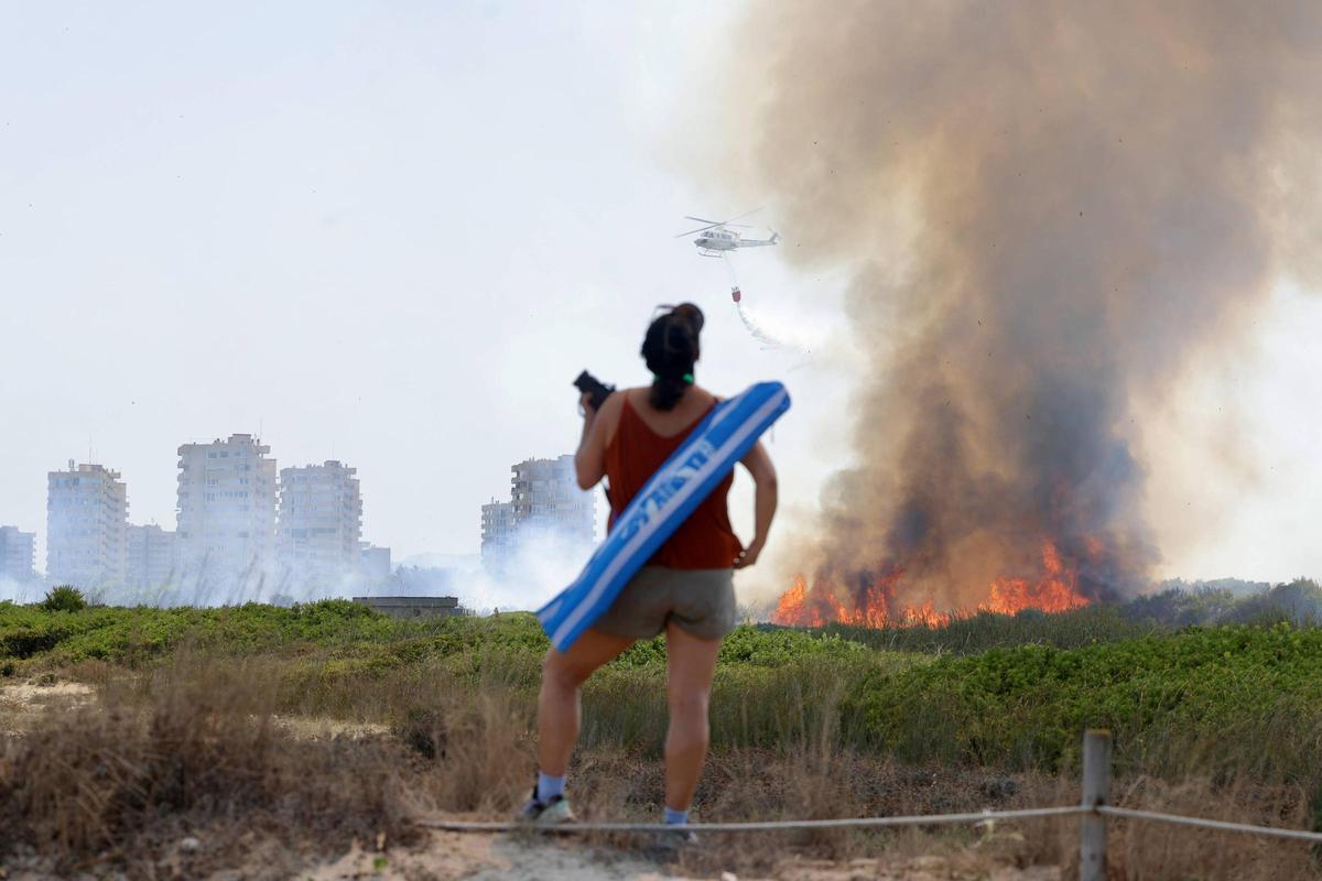 El incendio de la Devesa del Saler visto desde la playa