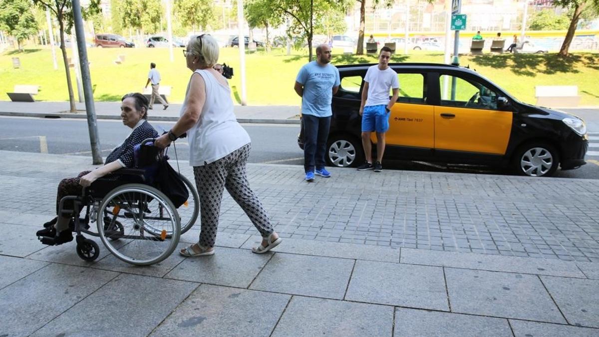 Taxi recogiendo a enfermos en el Hospital de Sant Pau