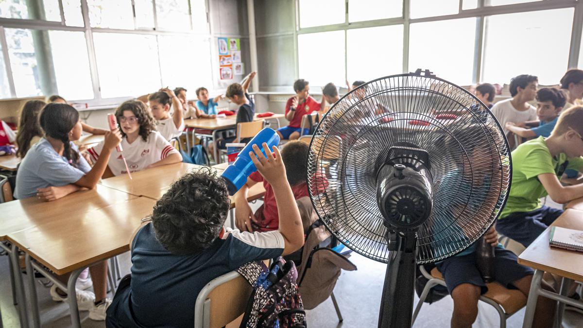 Un ventilador en un aula de un colegio de Barcelona.