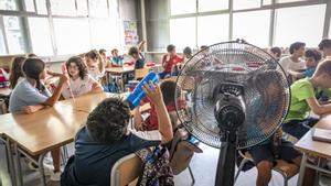 Famílies i professors tornen a insistir a Educació per la calor a les aules