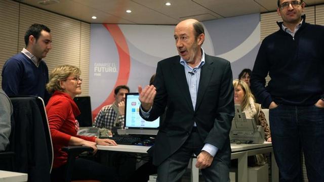 Alfredo Pérez Rubalcaba charla con voluntarios del comité federal del PSOE, este sábado en Madrid.