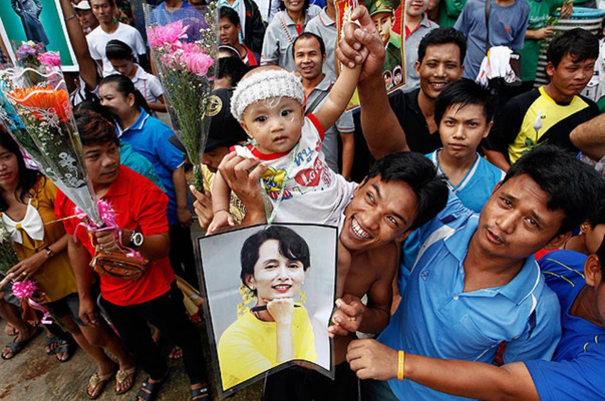 Diversos treballadors esperen la líder de la democràcia Aung San Suu Kyi en la seva visita a Tailàndia, durant el seu primer viatge fora de Birmània en 24 anys.