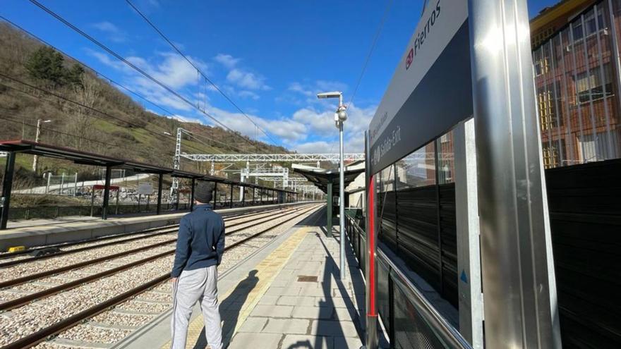 Un vecino espera al tren en la estación de la Pola, con las pantallas acústicas ya instaladas. | C. M. B.