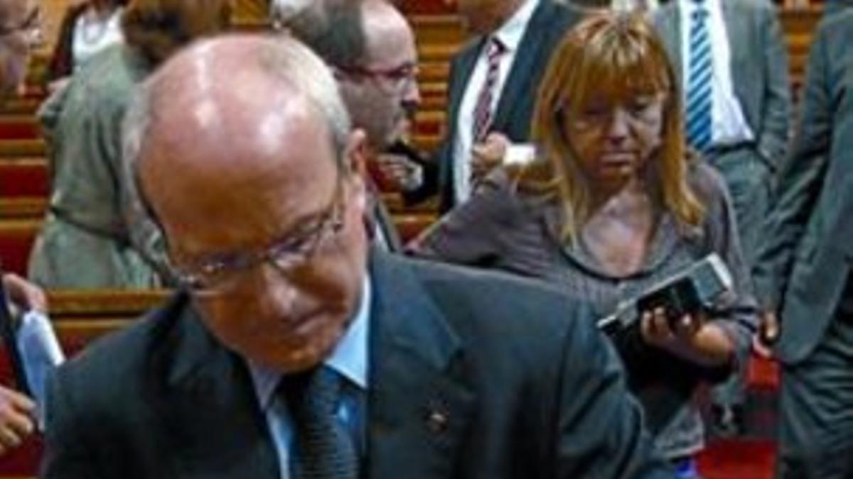 José Montilla se dispone a abandonar su escaño tras la sesión matinal del pleno, ayer en el Parlament.