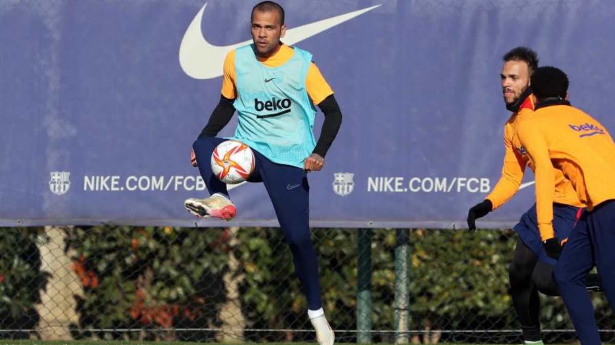 Dani Alves durante un entrenamiento con el Barça
