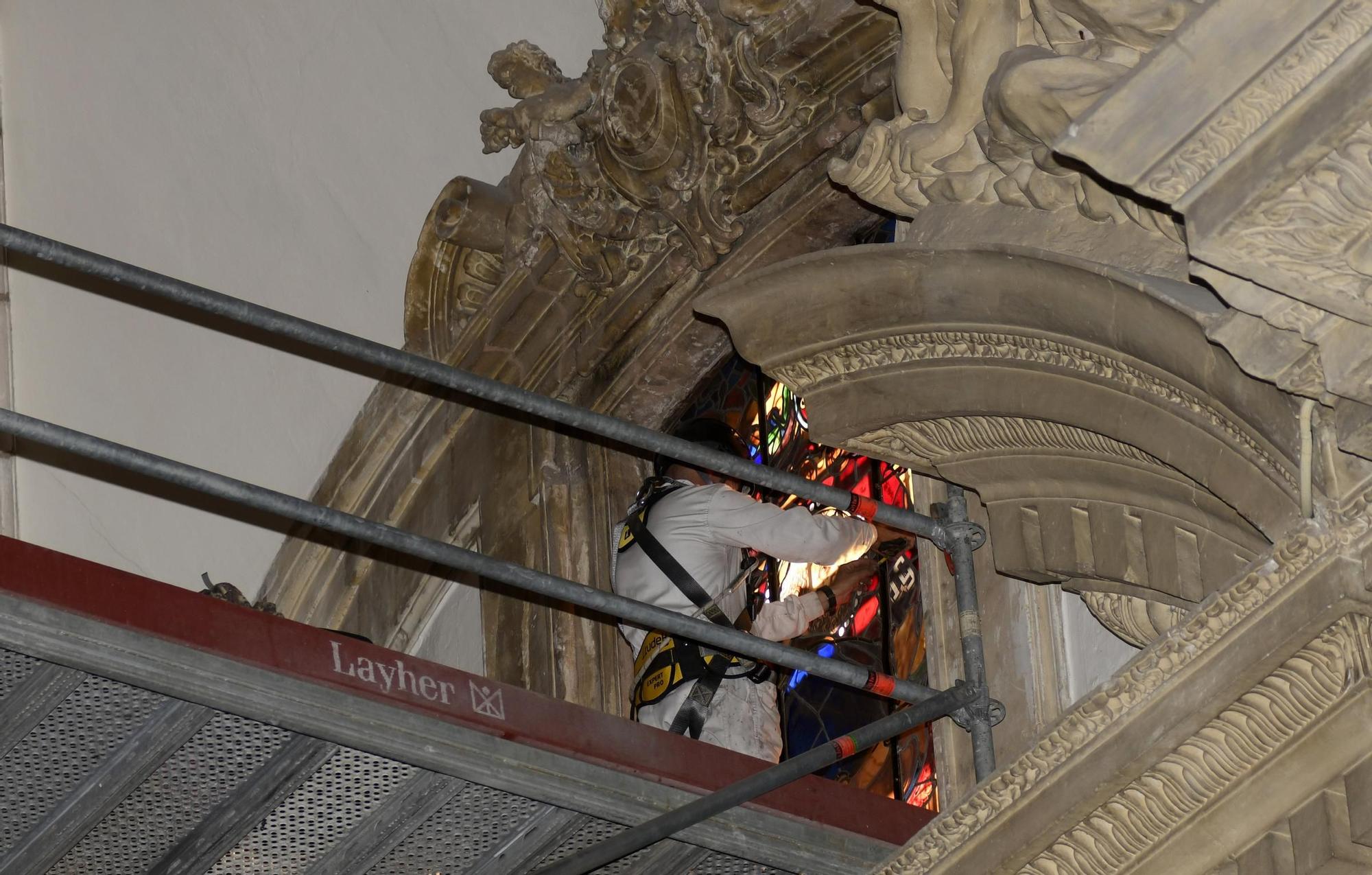 Así han instalado las vidrieras de San Pedro y San Pablo en la Catedral de Murcia