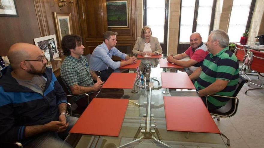 La alcaldesa de Avilés, Mariví Monteserín, ayer, junto a miembros del comité de Alcoa.