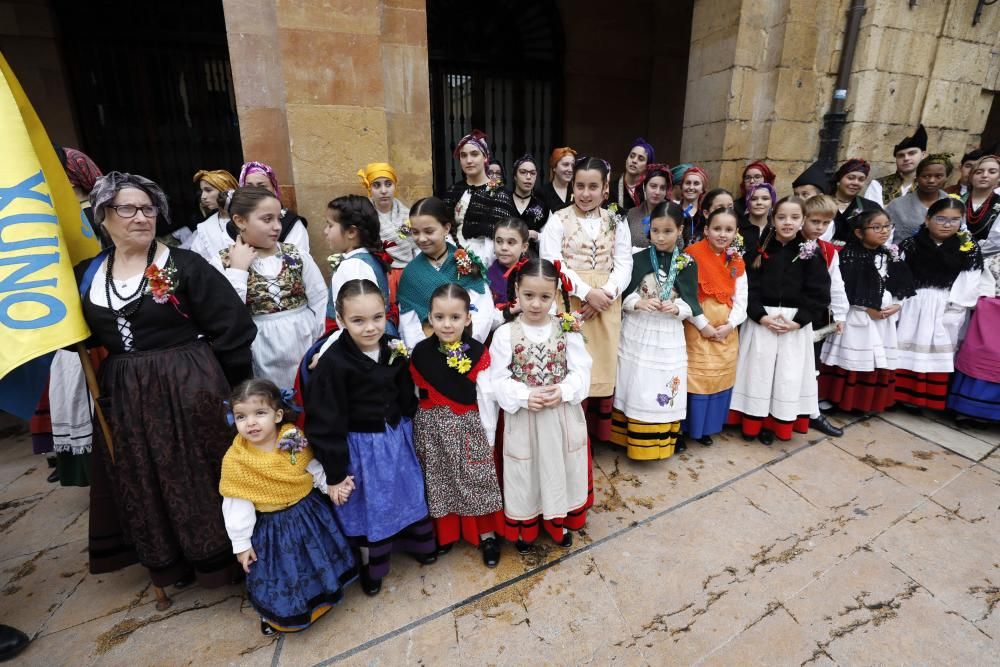Folclore en la plaza del Ayuntamiento de Oviedo