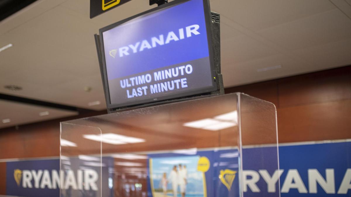 Una pantalla en una ventanilla de Ryanair,.