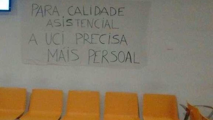 Imagen de un cartel que protesta por falta de personal. // FdV