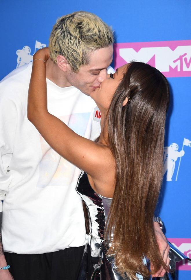 Ariana Grande y Pete Davidson en los MTV Video Music Awards