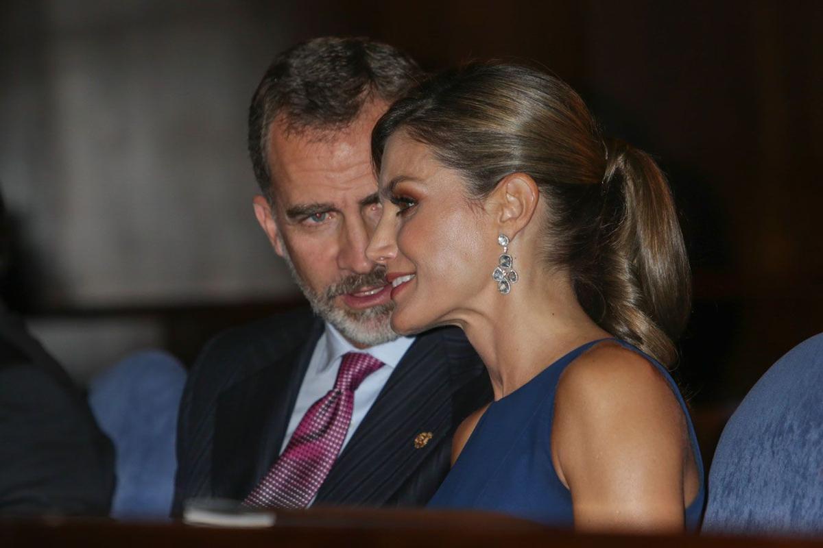 Letizia Ortiz junto a Felipe VI en el concierto previo a los Premios Princesa de Asturias