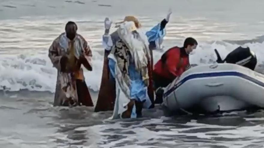 Accidentada caída al mar de los Reyes Magos en la Playa de la Concha de Orpesa
