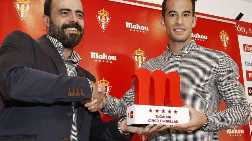 Luis Hernández recibe el premio como mejor jugador del Sporting del pasado mes de agosto de manos de David Pejenaute.