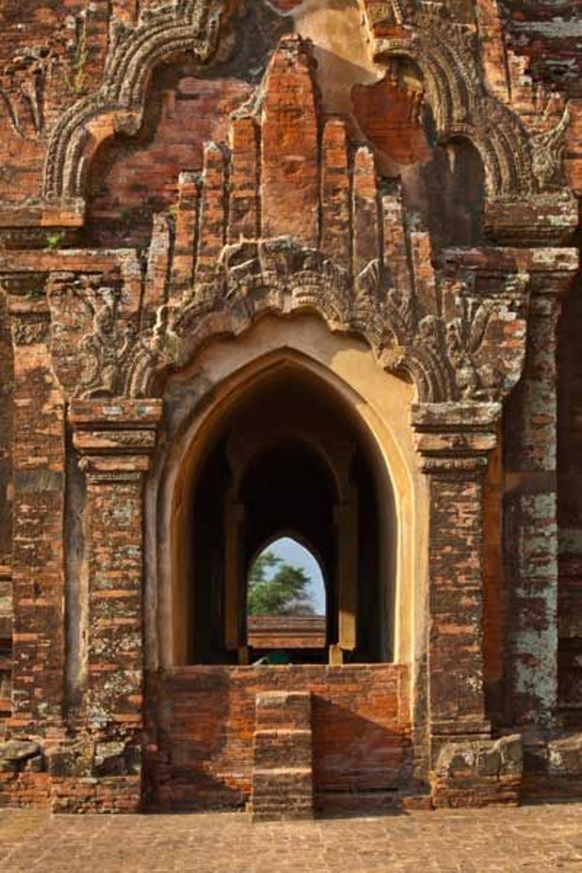 Puerta decorada del Templo Dhammayangyi.