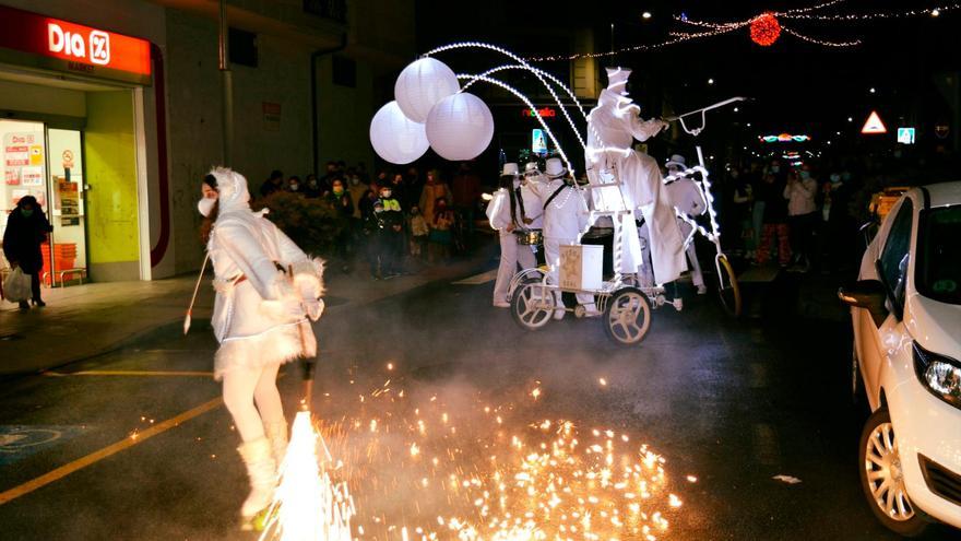 Pasarrúas de Troula animación o pasado sábado en Negreira con motivo do acendido da iluminación festiva. Foto: CDN