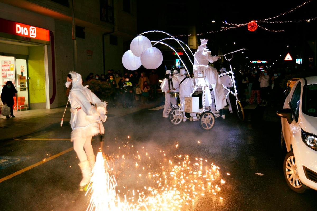 Pasarrúas de Troula animación o pasado sábado en Negreira con motivo do acendido da iluminación festiva. Foto: CDN