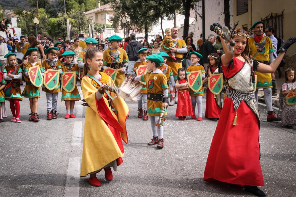 Los niños se convierten en los protagonistas del segundo día de las Fiestas de Moros y Cristianos con el Desfile Infantil.