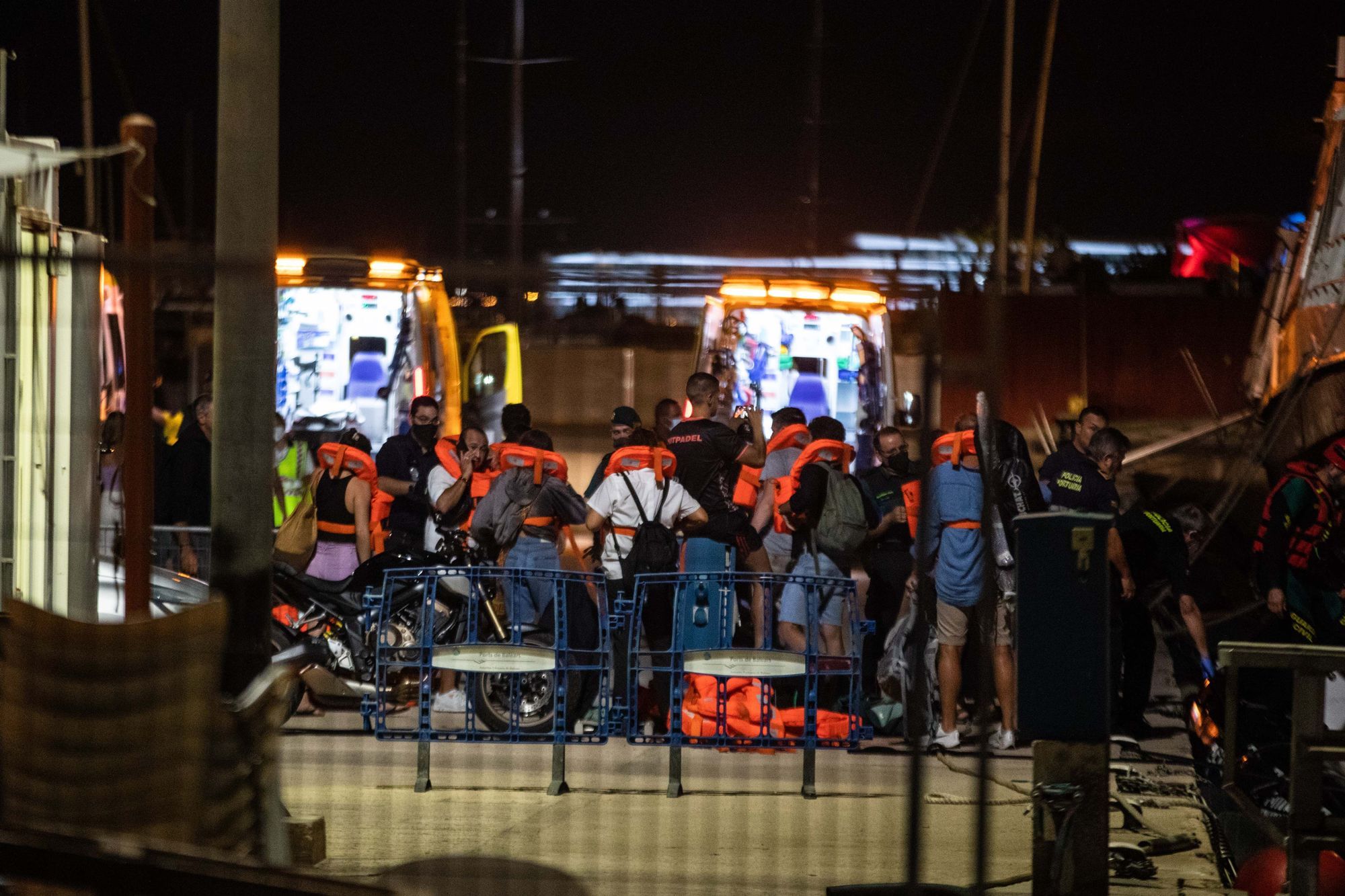 Un ferry choca contra un islote en Ibiza