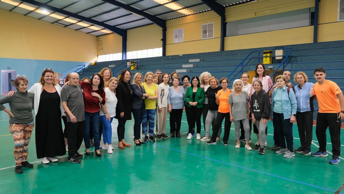 Imagen de grupo, con la alcaldesa de Las Palmas de Gran Canaria, Carolina Darias, durante la celebración de uno de los talleres municipales de gimnasia.