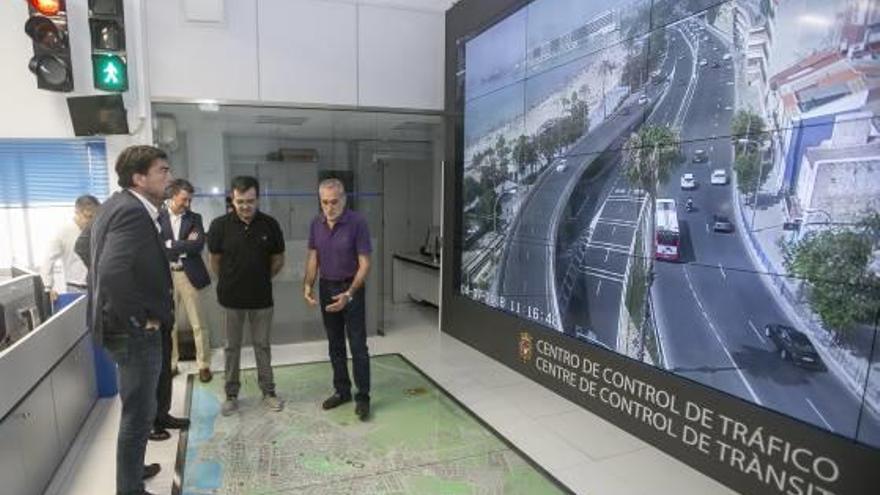 El alcalde de Alicante, Luis Barcala, junto a técnicos de Tráfico, observa ayer la nueva pantalla.