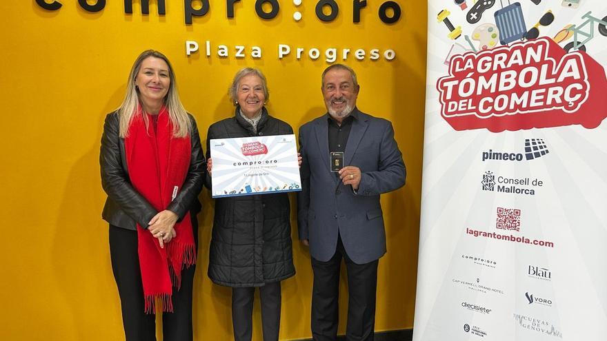 Entrega del premio de un lingote de oro valorado en unos 1.400 euros de 'La Gran Tómbola del Comerç de Mallorca'.