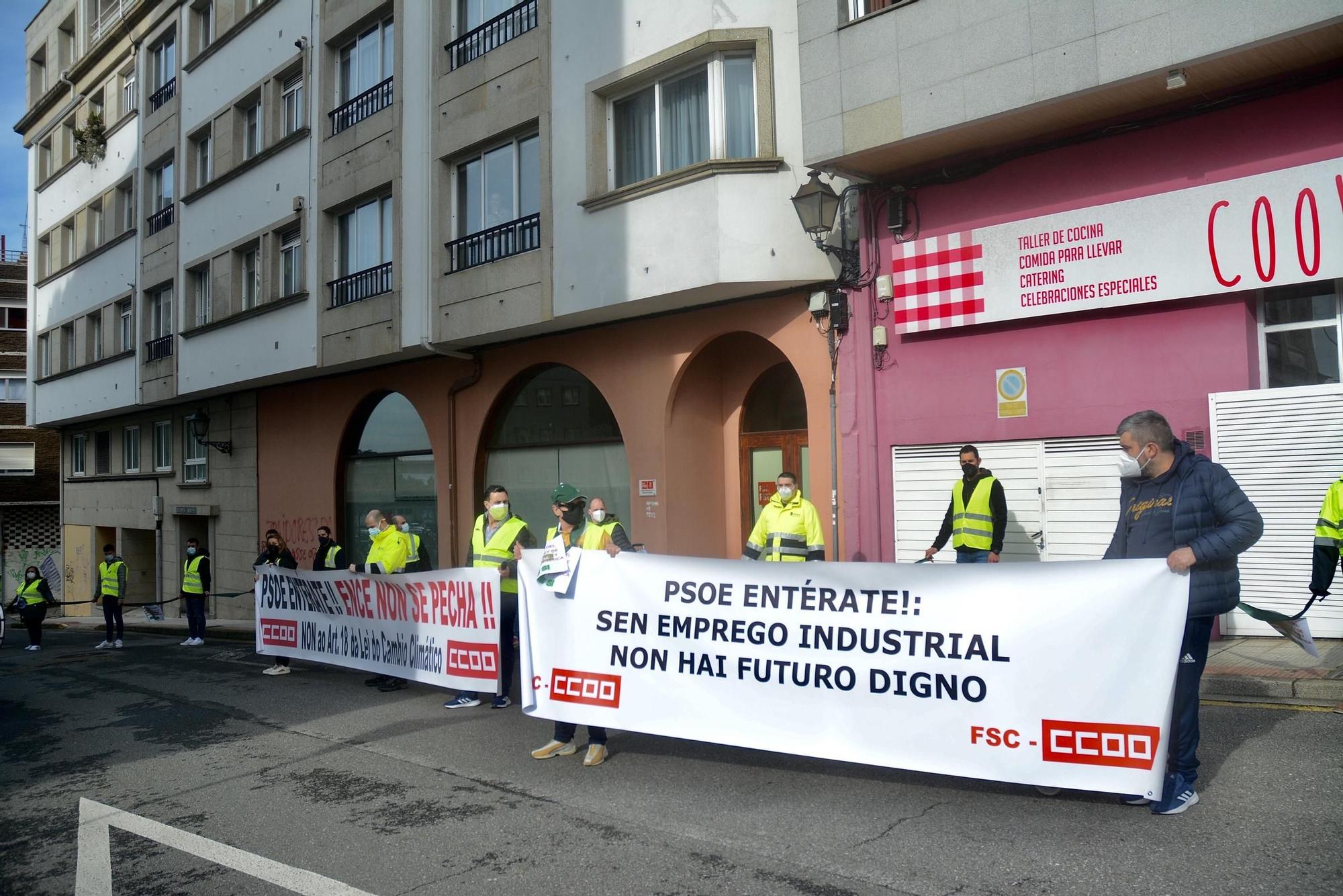 Manifestación con cadena humana de los trabajadores de ENCE