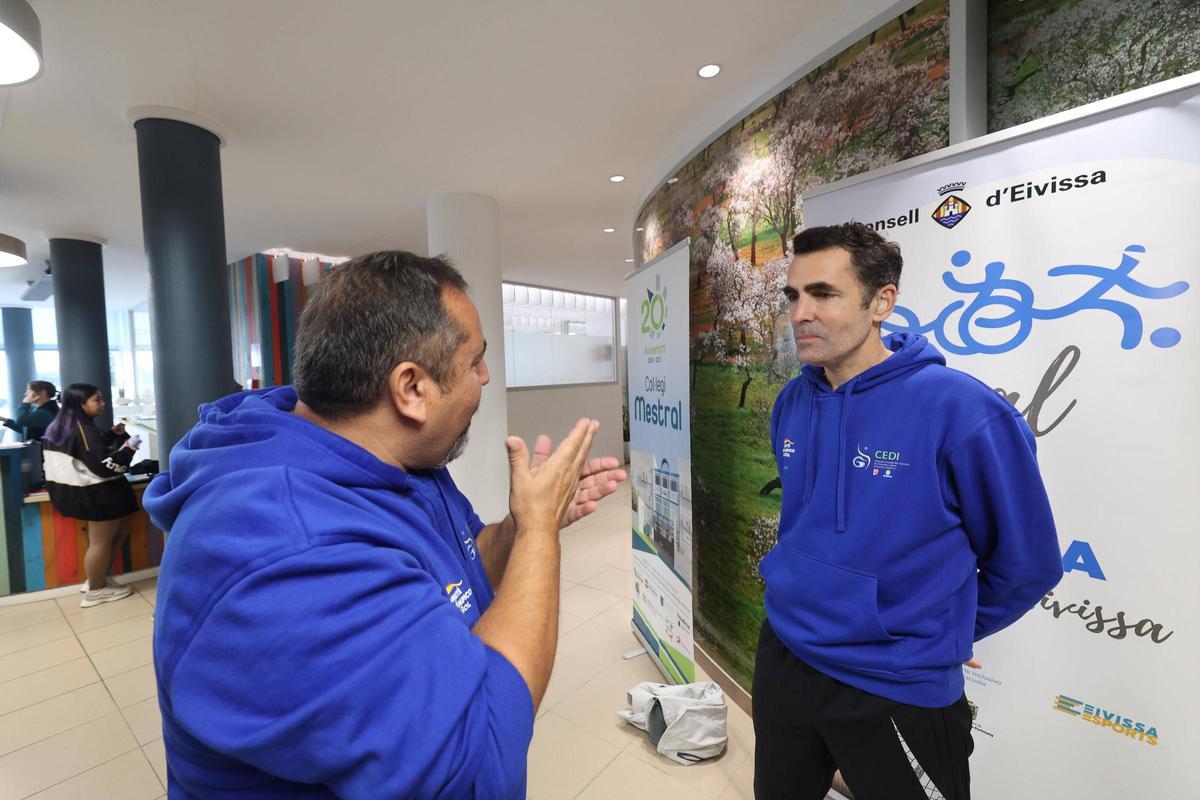 Javi Soto hablando con Chema Criado durante la jornada paralímpica