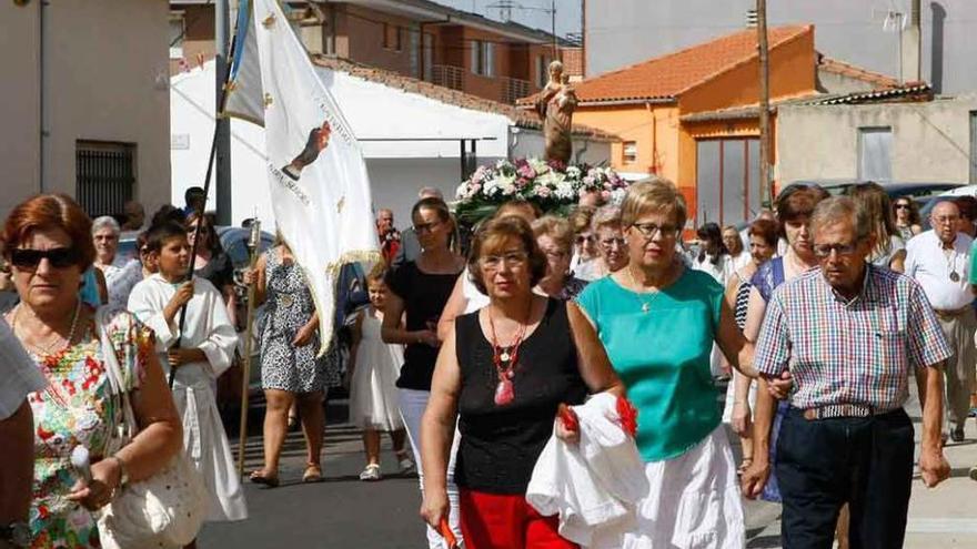 La procesión por las calles de Alviar.