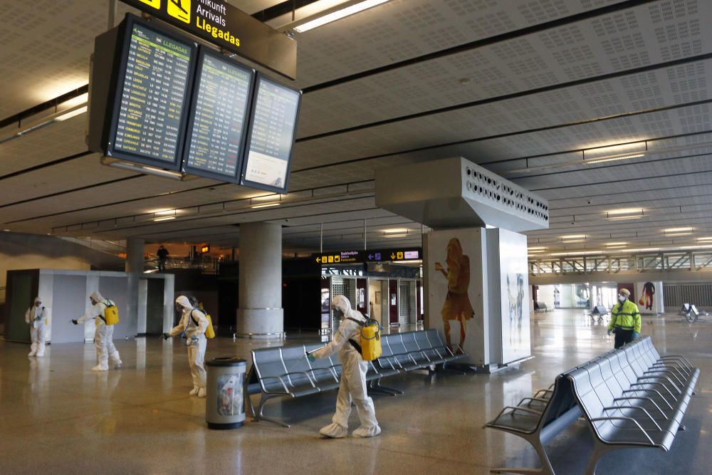 Efectivos de la UME, en el Aeropuerto.